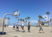 Faker连续三场比赛得分超越夺冠纪录，独行侠勇攀新高，观众掌声雷动