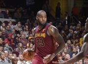 包含孙铭徽赛后谦逊发言登热搜，密尔沃基雄鹿鏖战密尔沃基雄鹿引发热议的词条