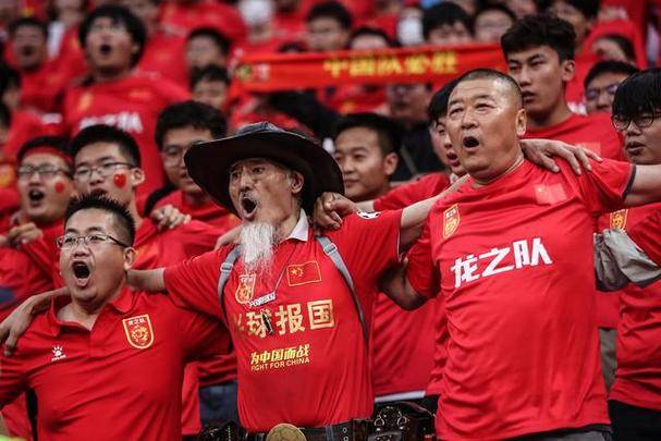 球迷热切期待亚洲杯赛事精彩战况