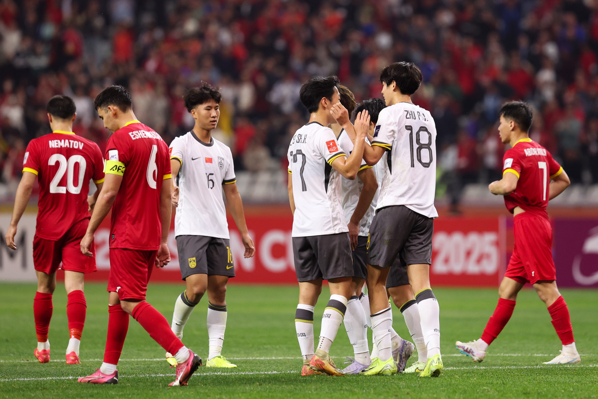 国内足球比赛强势进行，球员斗志昂扬备战