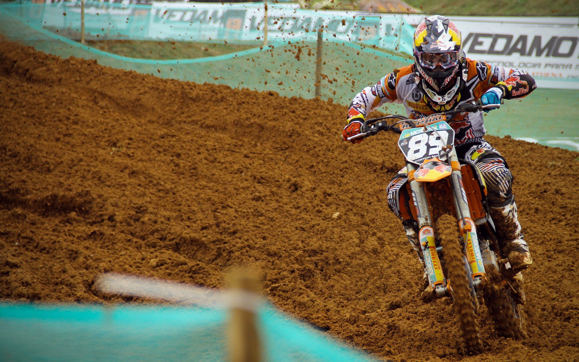 莎拉波娃在MAD比赛中持续失利，刷新纪录引发热议！观众掌声雷动