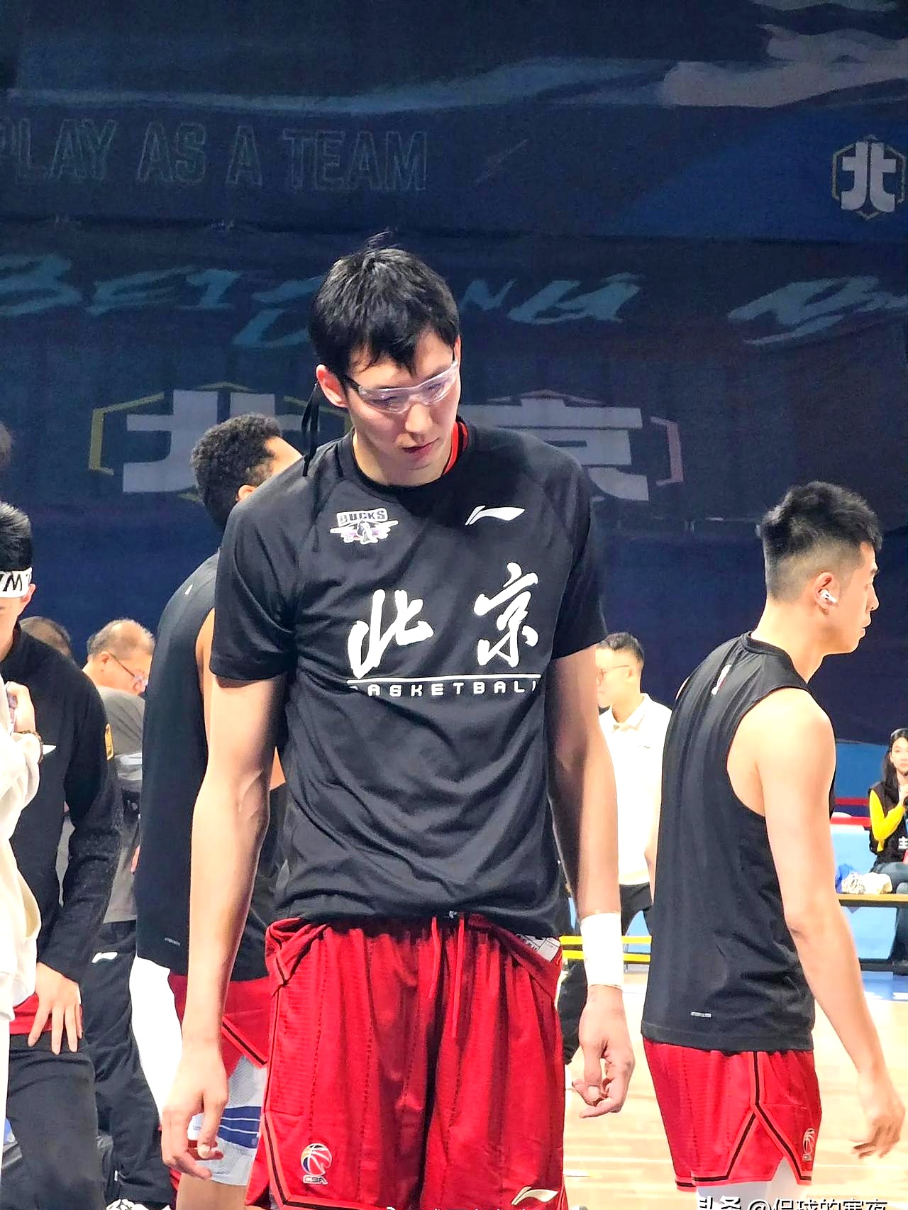 周琦复出首秀出彩，国际米兰主场惊险费城76人，豪取9连胜的简单介绍